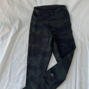 ALO Yoga high waist airbrush leggings size SMALL — camouflage 🧘🏻‍♀️